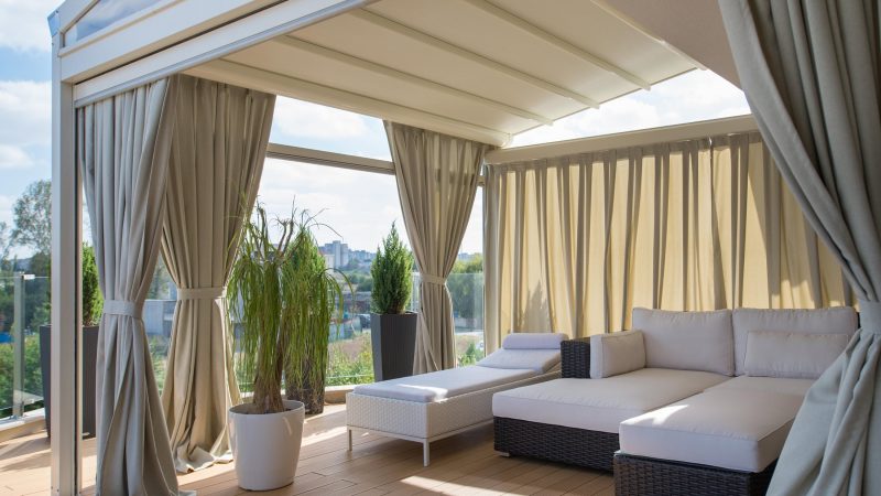 Pergola bioclimatique toile rétractable protection solaire Outdoor Studio Design Suisse