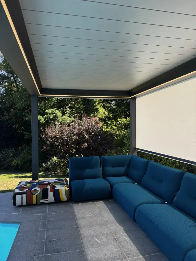 Pergola bioclimatique en aluminium avec stores ZIP et éclairage LED installée à Genève, idéale pour terrasse haut de gamme