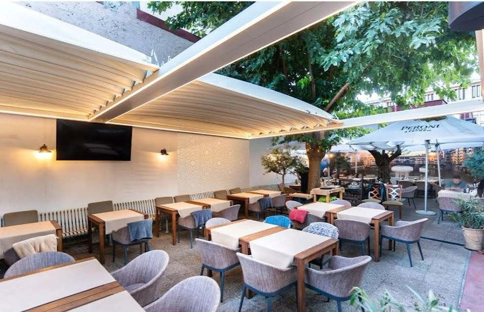 Pergola à toile rétractable sur terrasse abritée dans le canton de Vaud