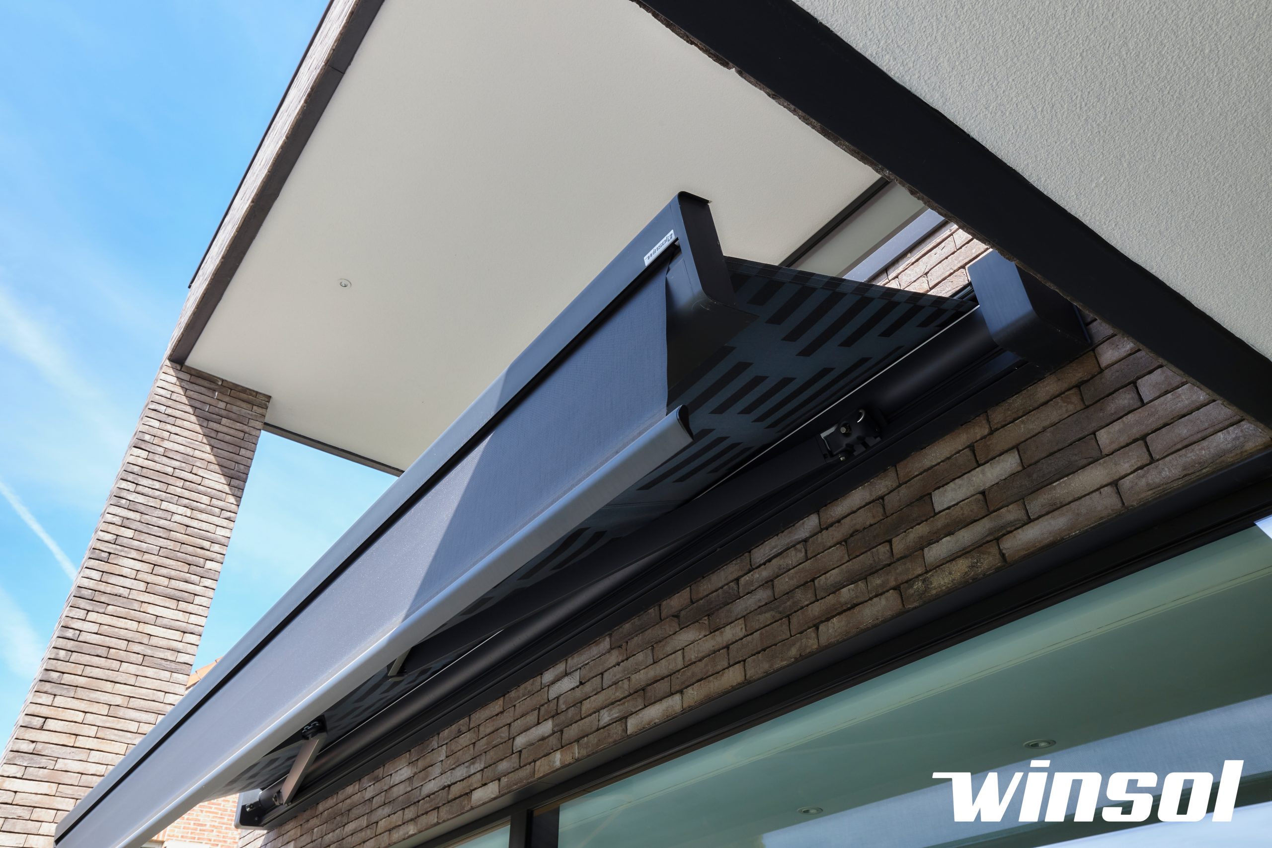 Stores extérieurs haut de gamme en Suisse romande – protection solaire et confort