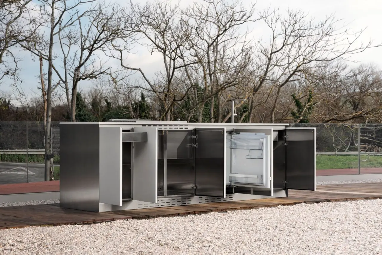 Cuisine extérieure design dans un jardin à Genève – modules et rangements