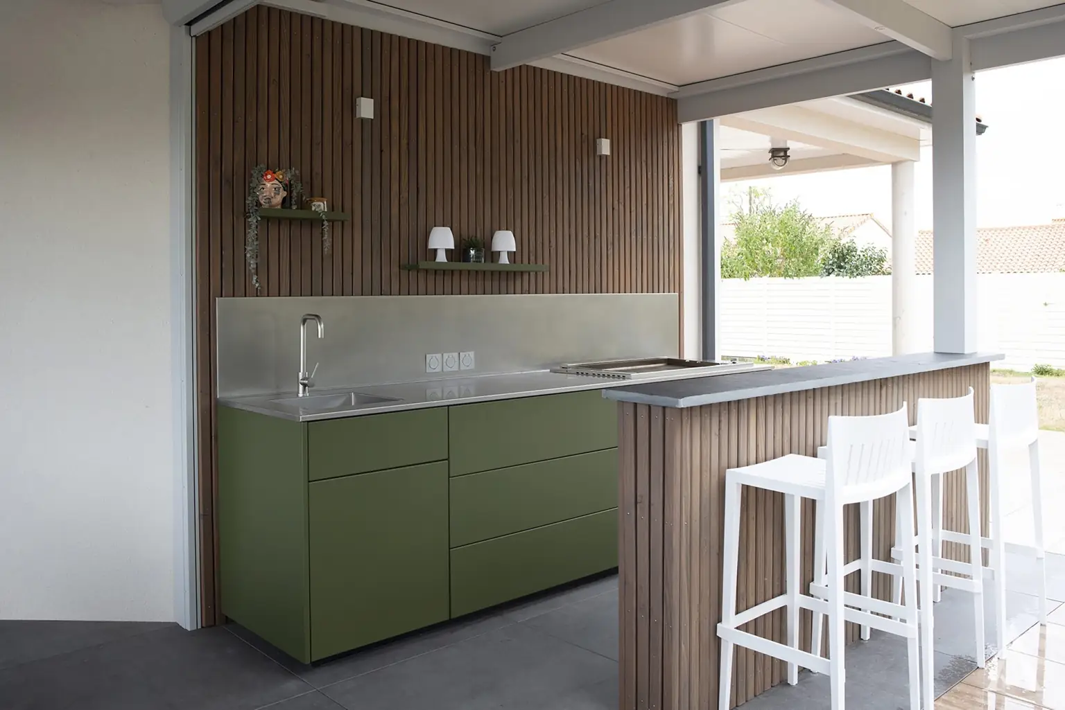 Cuisine extérieure haut de gamme avec espace repas extérieur dans le canton de Vaud