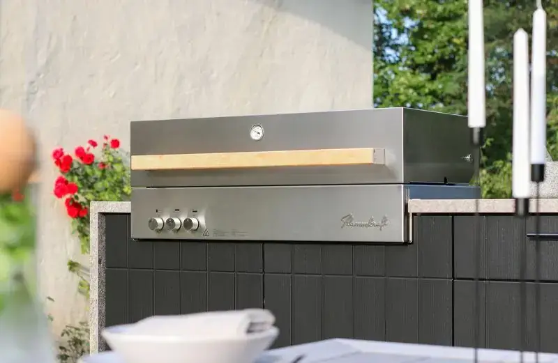 Cuisine extérieure sous pergola moderne dans le canton de Vaud