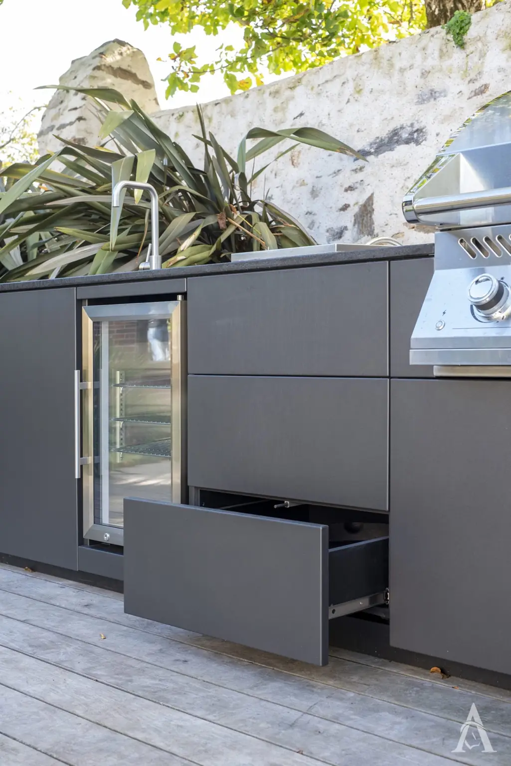 Cuisine extérieure haut de gamme sur terrasse moderne dans le canton de Vaud