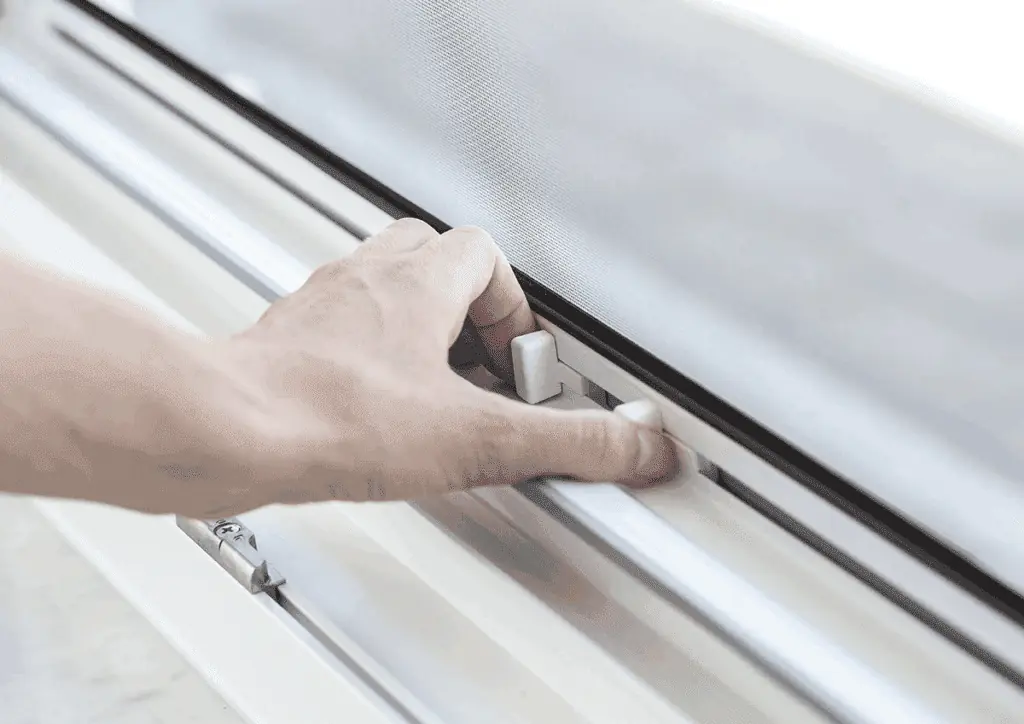 Moustiquaire fenêtre sur mesure – intégration discrète