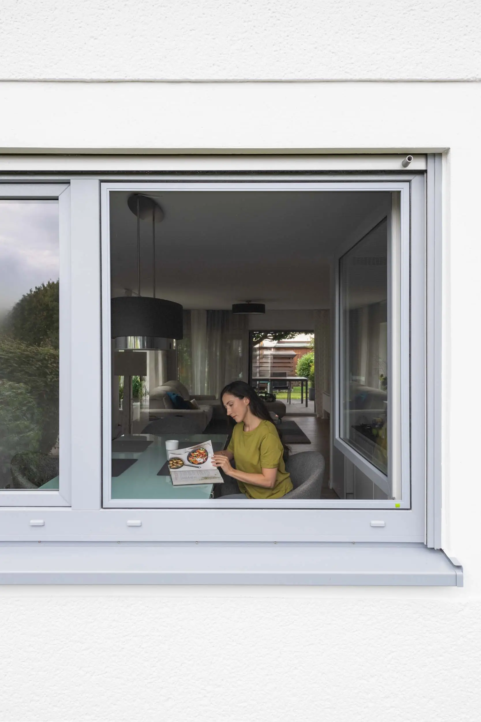 Moustiquaire fenêtre sur mesure à Genève – cadre fixe / enroulable