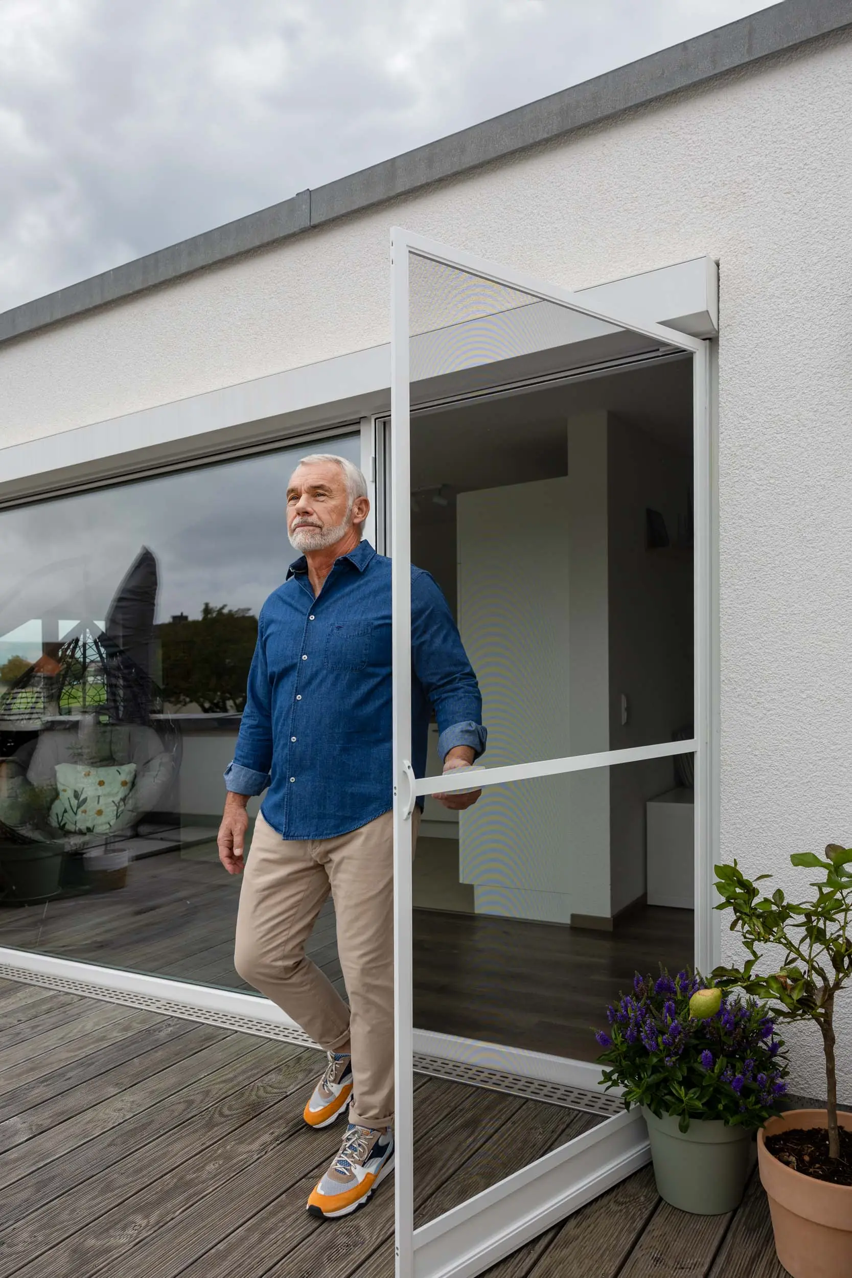 Détail d’intégration moustiquaire sur mesure à Genève – finition premium