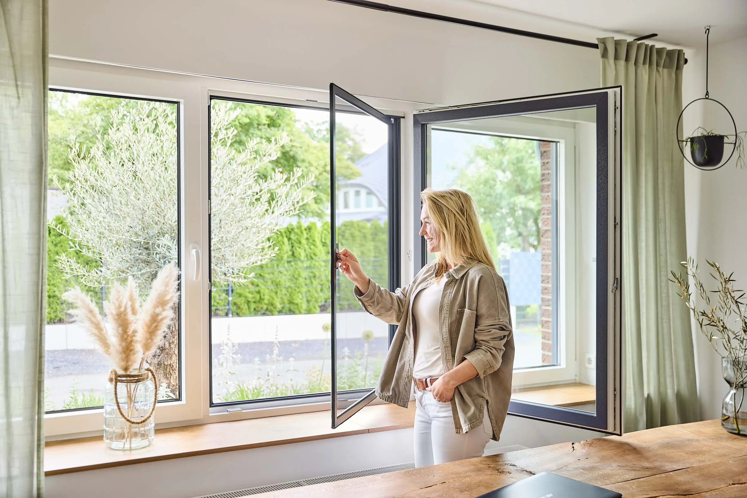 Moustiquaire porte battante dans le canton de Vaud – accès terrasse