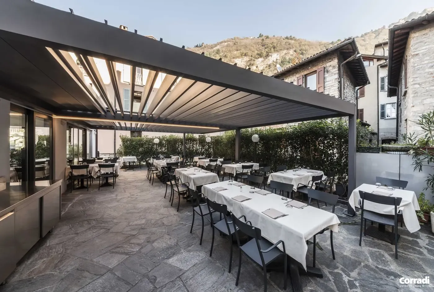 Pergola bioclimatique créant une pièce de vie extérieure en Suisse romande