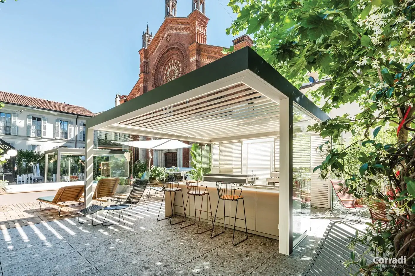 Aménagement extérieur haut de gamme avec pergola et pool house