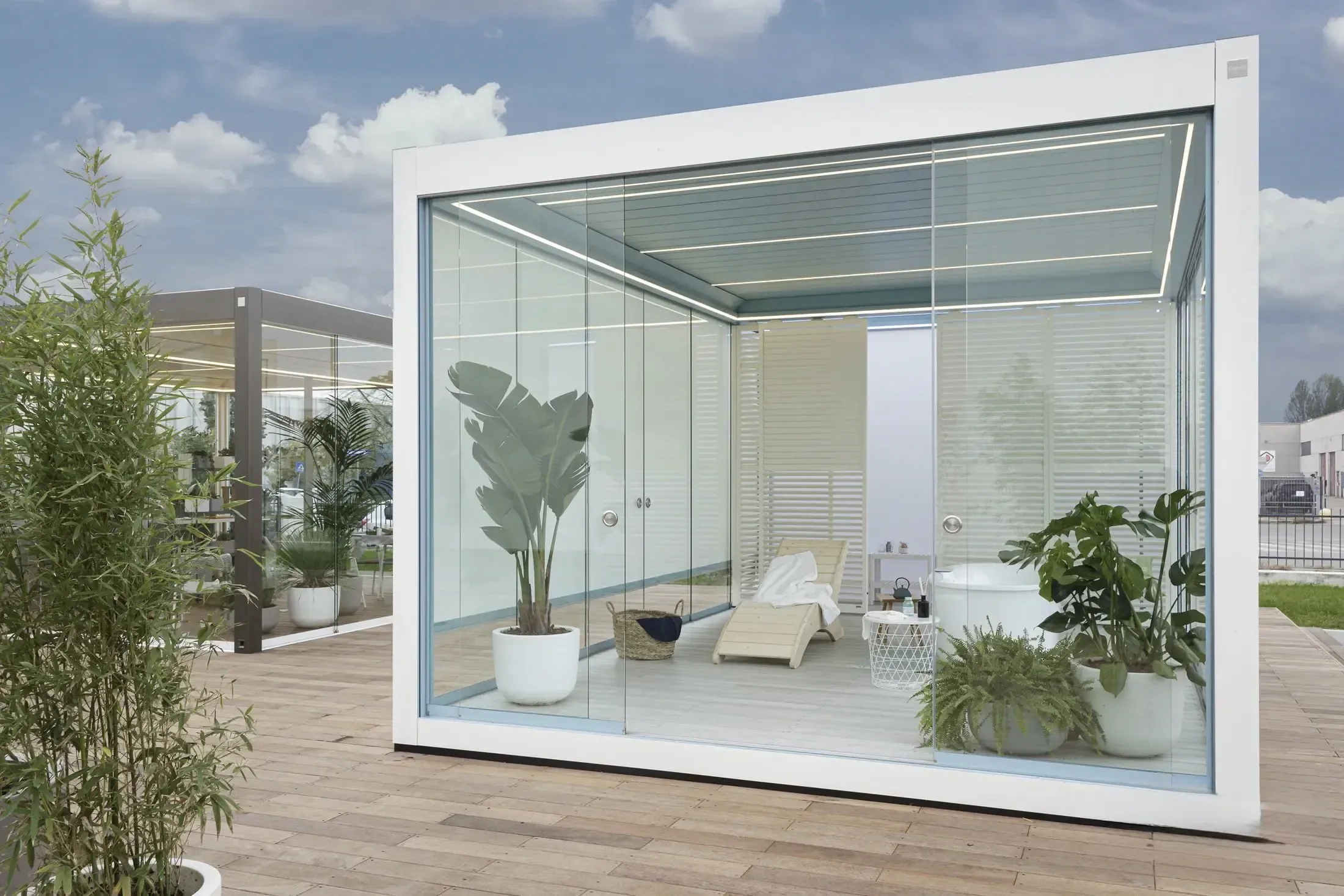 Pergola bioclimatique avec stores ZIP et LED intégrées