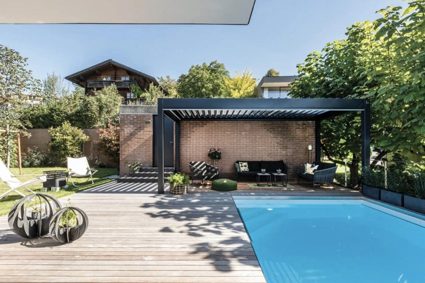 Pergola aluminium à Nyon – installation bioclimatique et toile rétractable sur mesure