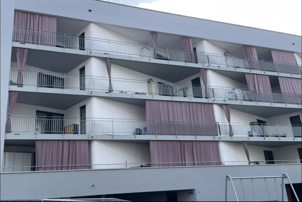 Rideaux extérieurs sur balcon à Nyon