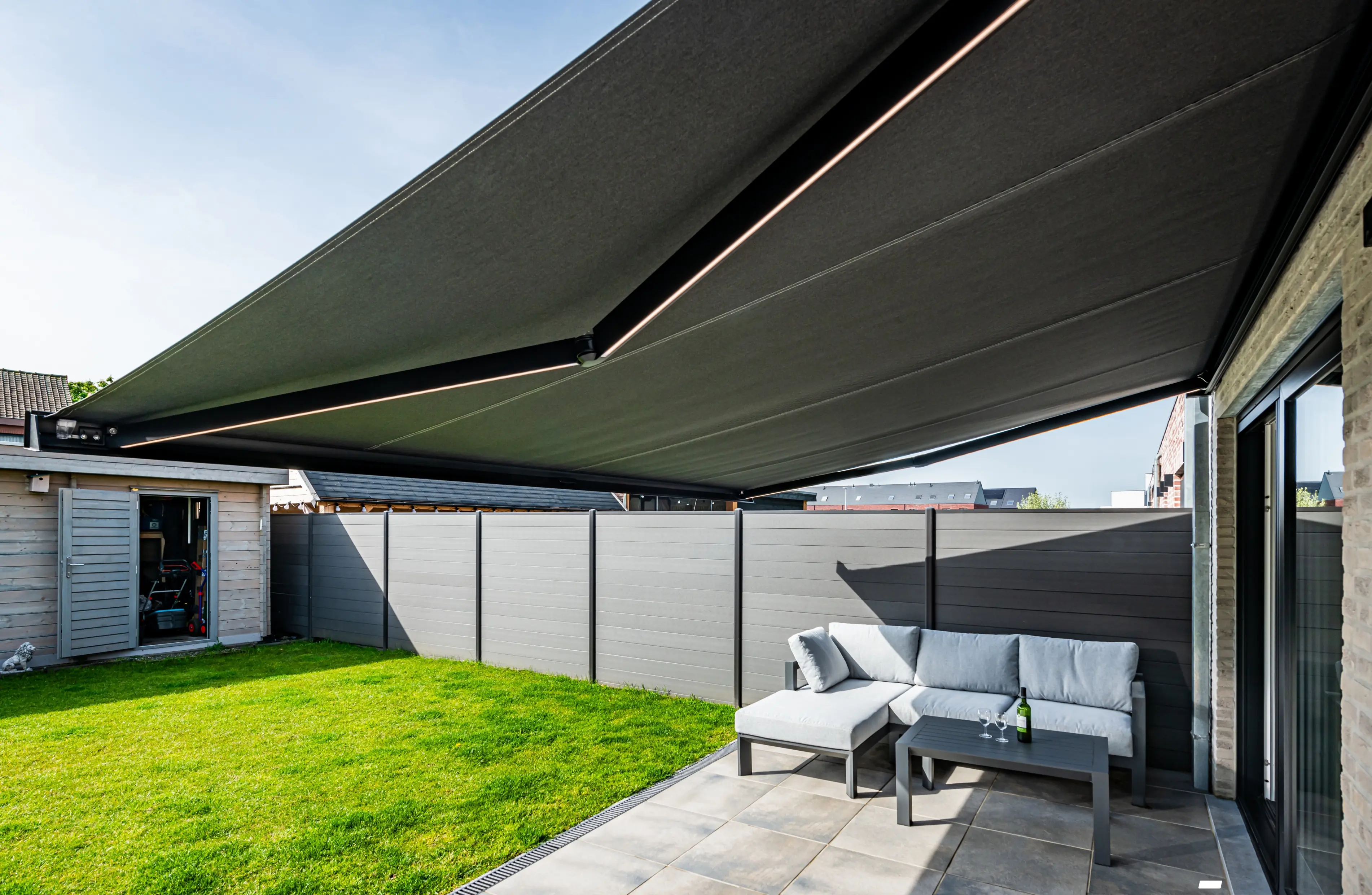 Store banne pour terrasse très ensoleillée à Genève