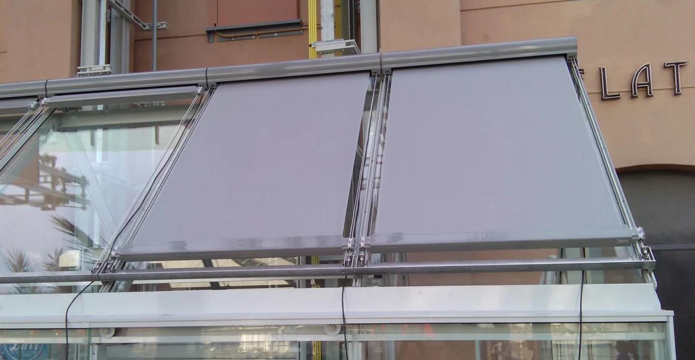 Store de toiture sur pergola et verrière en Suisse romande