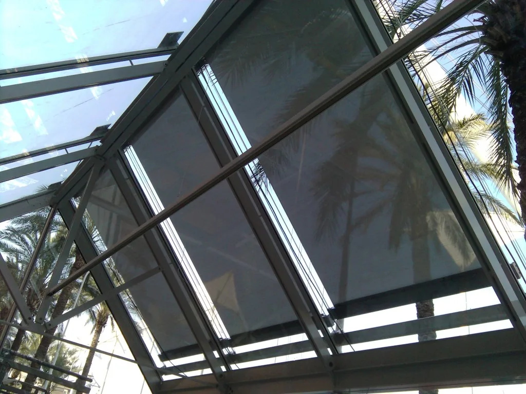 Store de toiture pour pergola en Suisse romande