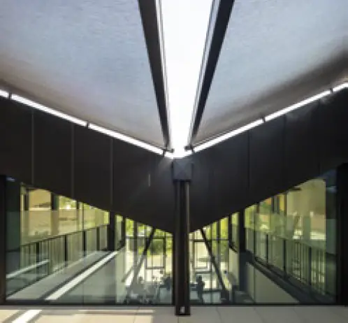 Store de toiture sur pergola bioclimatique à Genève