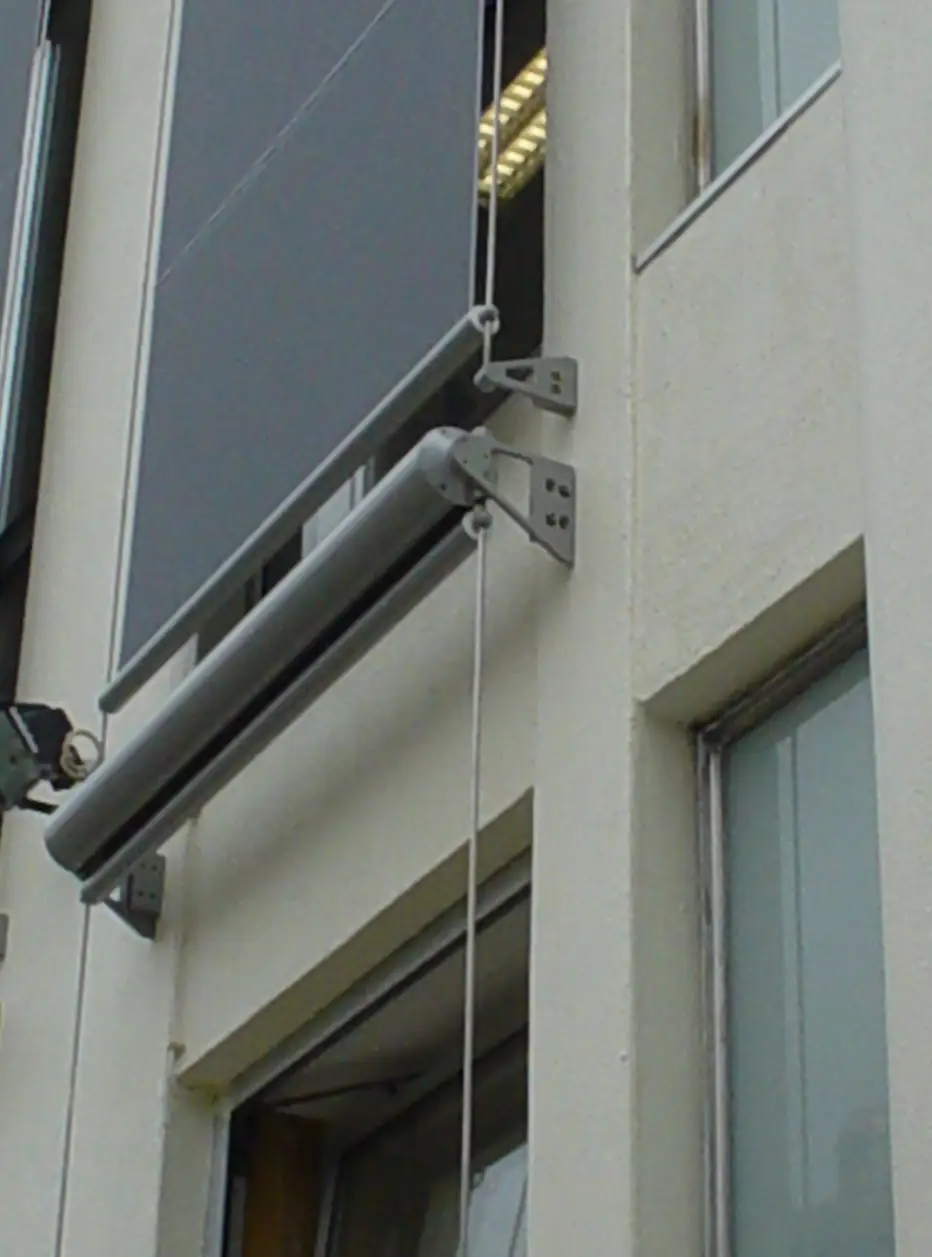 Store toile extérieure pour ombrage léger en Suisse romande