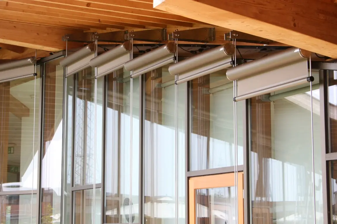 Store vertical extérieur à enroulement en Suisse romande