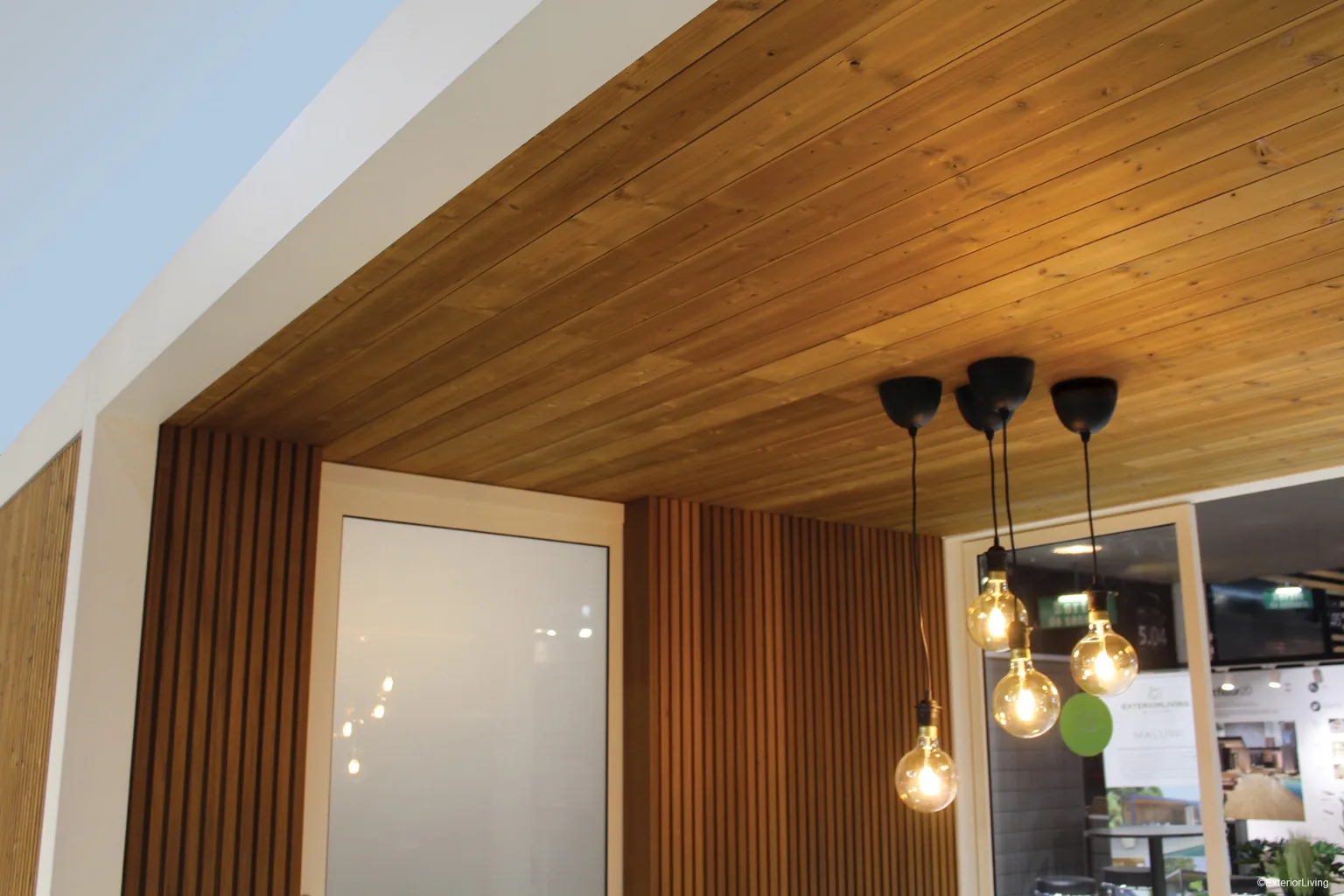 Pool house avec douche extérieure WC et vestiaire