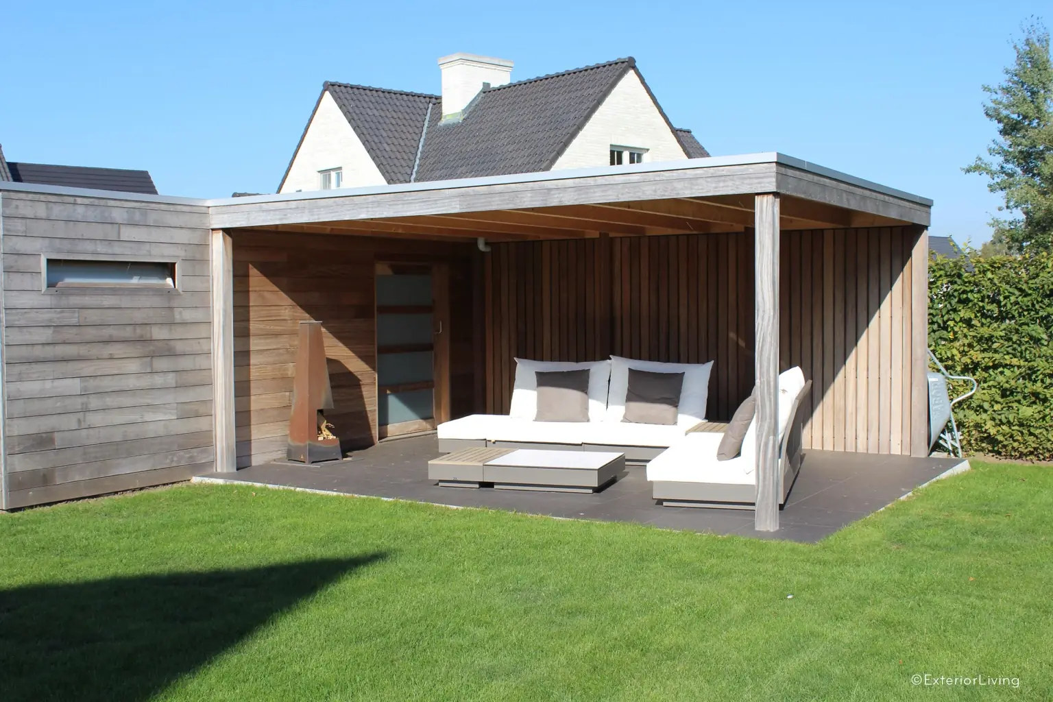 Pool house haut de gamme intégré au jardin en Suisse romande